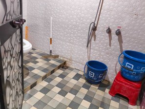 Deluxe Room | Bathroom | Shower, towels, soap, shampoo - Amruta Homestays (Chikhaldara)