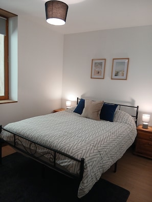 2 bedrooms, iron/ironing board, WiFi, bed sheets - Marvelous 2-bedroom house in Altillac perfect for exploring (Altillac)