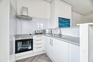 Fridge, microwave, electric kettle, toaster - Glendale House by Guestz (Lytham-St-Annes)
