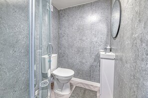 Shower, towels, toilet paper - Glendale House by Guestz (Lytham-St-Annes)