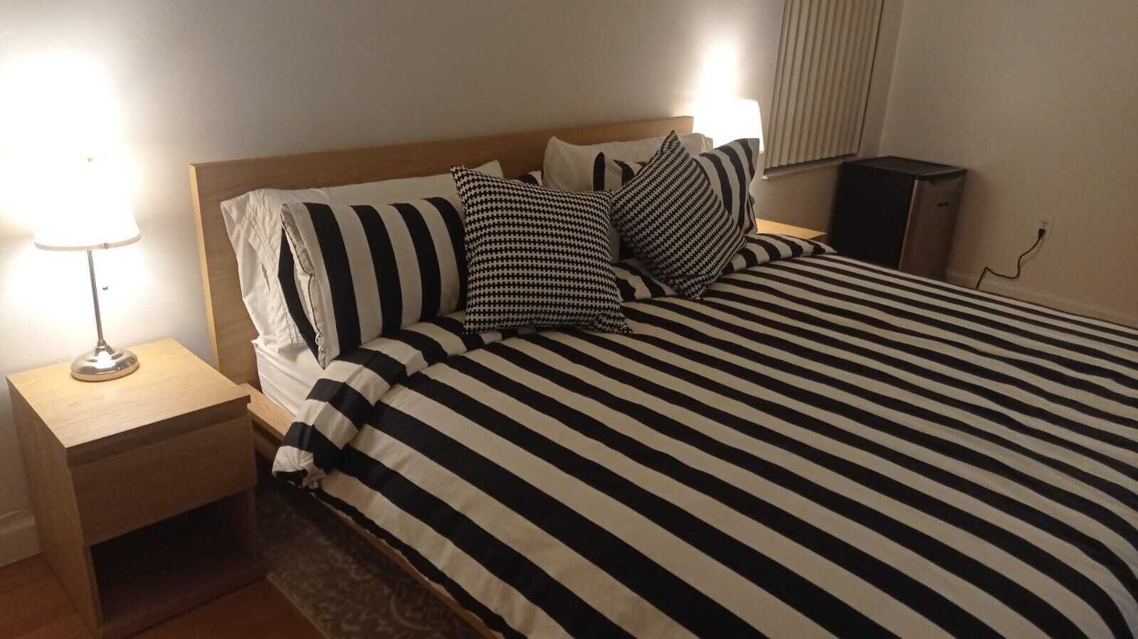 Tabla de planchar con plancha, wifi y ropa de cama 
