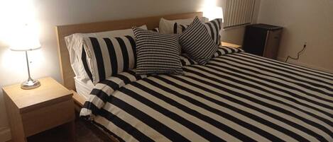 Tabla de planchar con plancha, wifi y ropa de cama