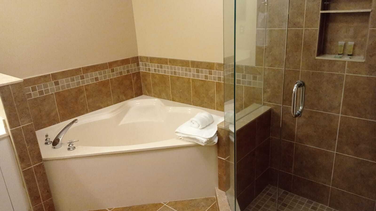 Douche, baignoire à jets, sèche-cheveux, serviettes fournies
