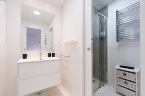 Dusche, Haartrockner, Handtücher