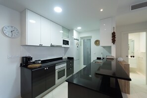 Refrigerador, microondas, horno y lavavajillas 