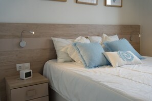 Tabla de planchar con plancha, wifi gratis y ropa de cama 