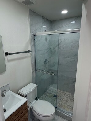 Towels, soap, toilet paper - Private studio in north Long Beach with refreshing AC (Long Beach)