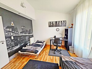Bureau, fer et planche à repasser, Wi-Fi gratuit, draps fournis