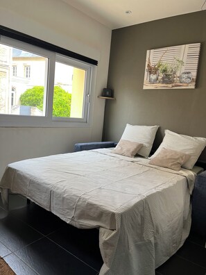Tabla de planchar con plancha, cuna de viaje, wifi gratis y ropa de cama