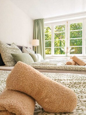 Iron/ironing board, WiFi, bed sheets - Old town jewel with terrace & parking space /2 king-size beds (Wernigerode)