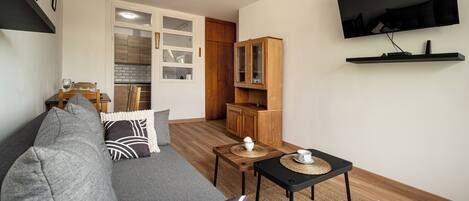 Appartement, balcon | Aire de séjour | Téléviseur connecté