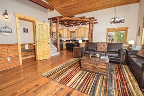 Smart TV, fireplace, DVD player, books - New! Hollow Pine Lodge | Hot Tub + Updated Mountain Retreat Near RMNP (Grand Lake)