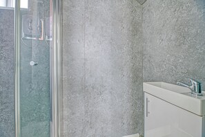 Shower, toilet paper - Glendale House by Guestz (Lytham-St-Annes)