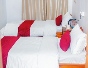 Classic-Doppel- oder -Zweibettzimmer, Balkon, Bergblick | Schreibtisch, laptopgeeigneter Arbeitsplatz, kostenloses WLAN