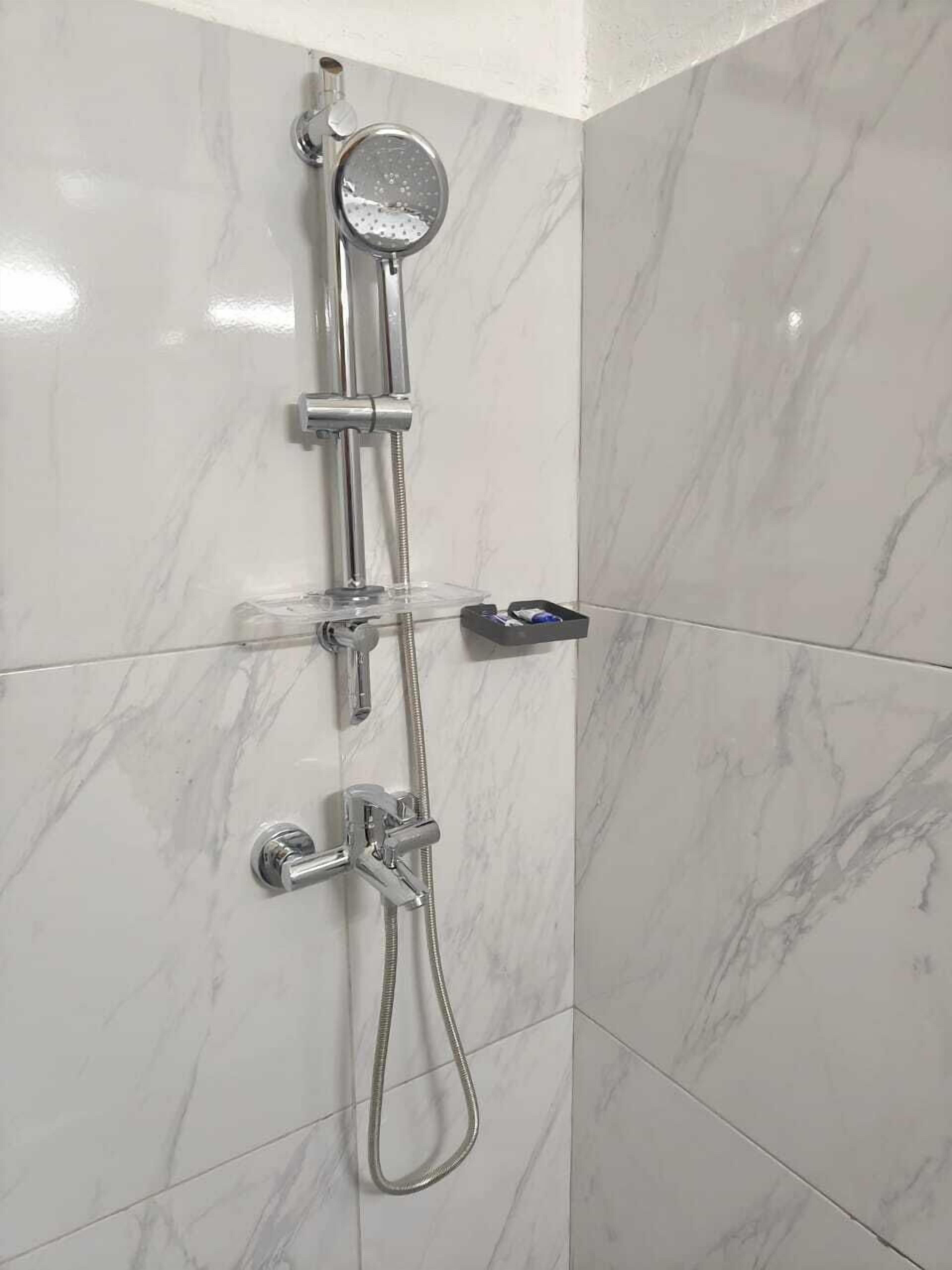 Regadera, toallas, jabón, shampoo 