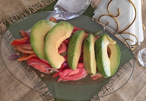 A plate with sliced avocado and red onions. - kilimanjaro safari lodge (Moshi)
