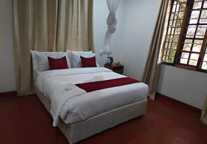 Desk, laptop workspace, free WiFi - kilimanjaro safari lodge (Kilimanjaro Region)