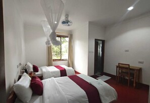Desk, laptop workspace, free WiFi - kilimanjaro safari lodge (Kilimanjaro Region)