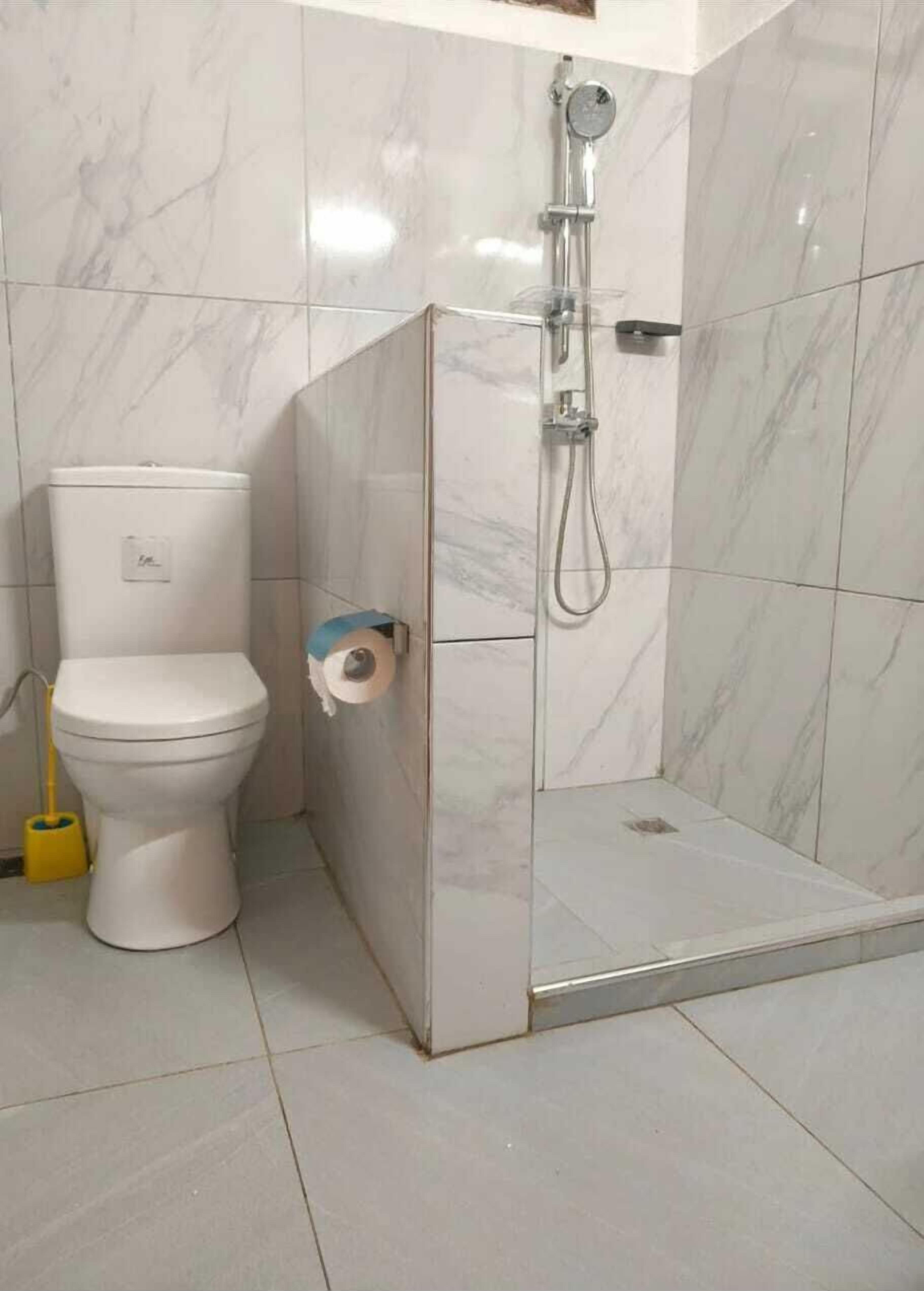 Een douche, handdoeken, zeep, shampoo