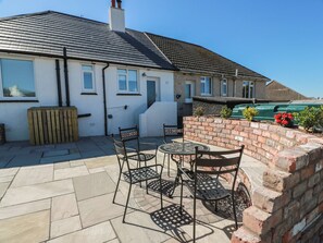 Outdoor dining - Castaway Cottage Maidens (Girvan)