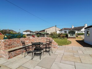 Outdoor dining - Castaway Cottage Maidens (Girvan)