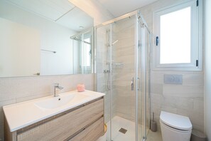 Shower, hair dryer, towels, soap - Beautiful and bright apartment in Benidorm (VC)