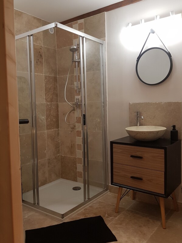 Dusche, Haartrockner, Handtücher, Seife