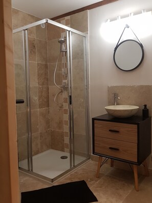 Douche, sĂšche-cheveux, serviettes fournies, savon