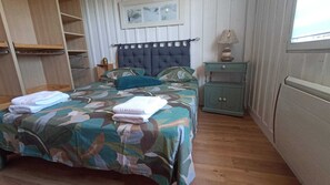 Iron/ironing board, WiFi, bed sheets