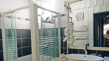 Een douche, een haardroger, handdoeken, zeep