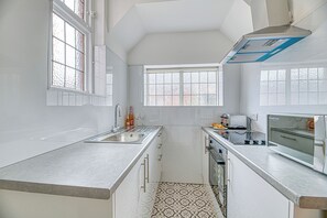 Fridge, microwave, electric kettle, toaster - Glendale House by Guestz (Lytham-St-Annes)