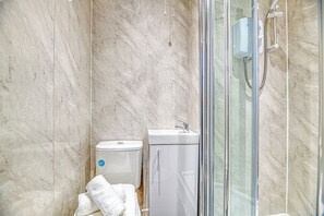 Shower, towels, toilet paper - Glendale House by Guestz (Lytham-St-Annes)