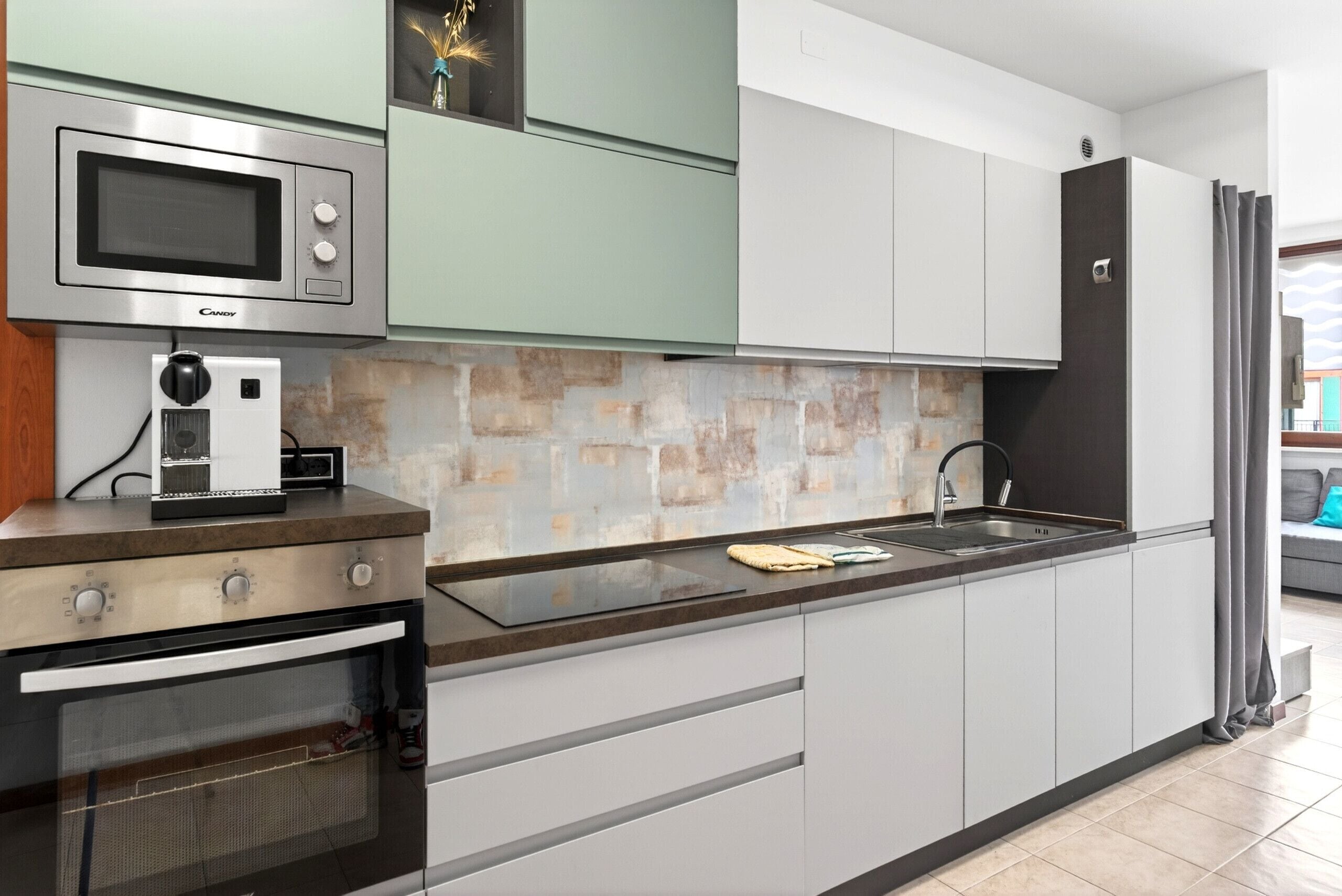 Kühlschrank, Mikrowelle, Ofen, Geschirrspüler
