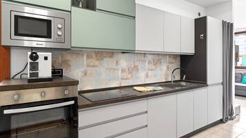 Kühlschrank, Mikrowelle, Ofen, Geschirrspüler