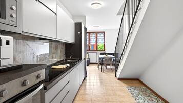 Kühlschrank, Mikrowelle, Ofen, Geschirrspüler