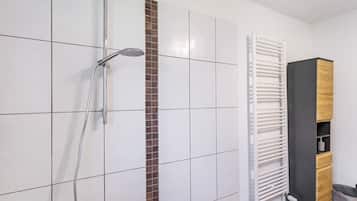 Ducha, secador de pelo y toallas