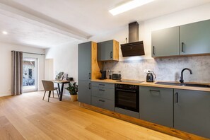 Fridge, oven, stovetop, dishwasher