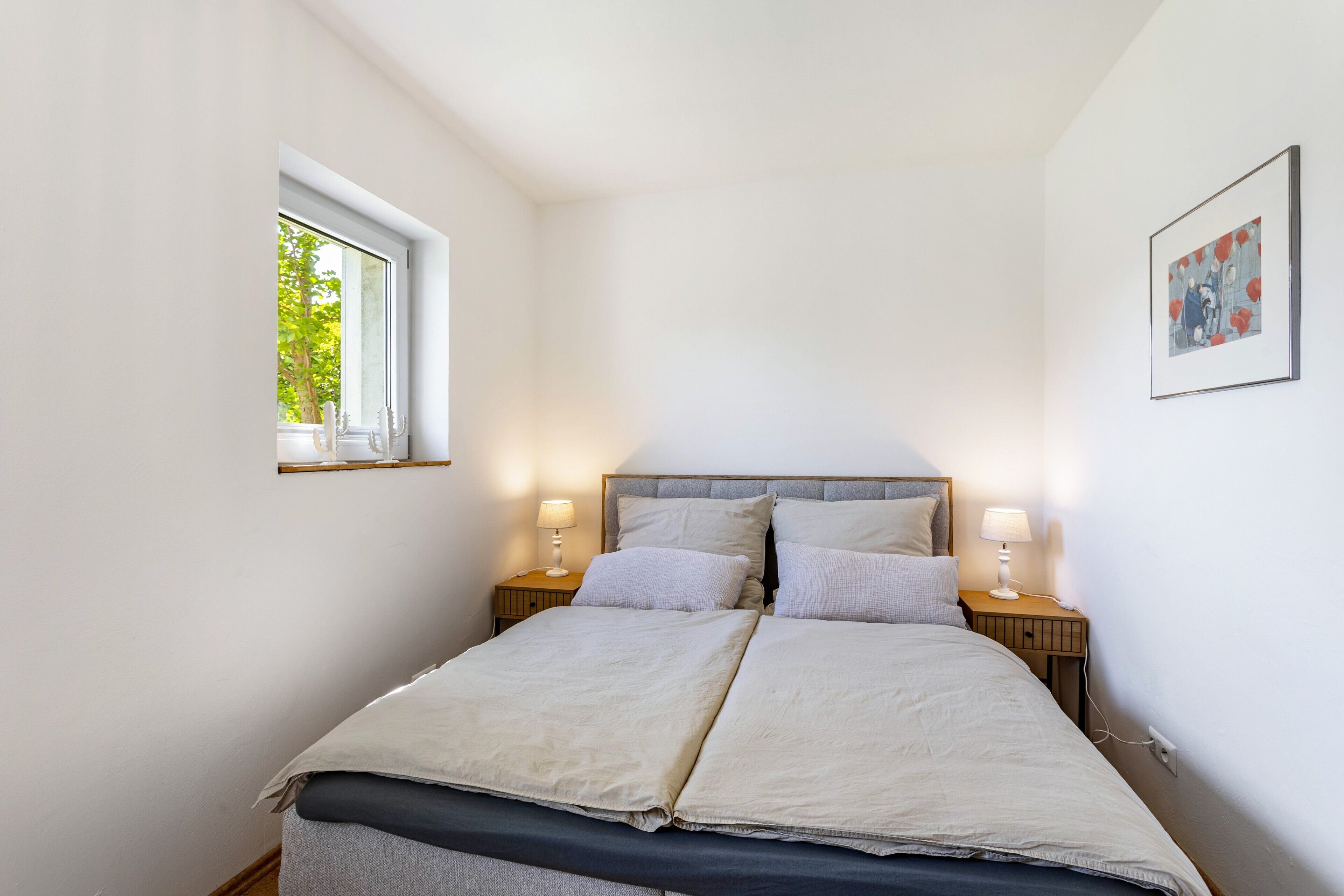 Tabla de planchar con plancha, wifi, ropa de cama