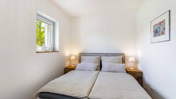 Tabla de planchar con plancha, wifi, ropa de cama