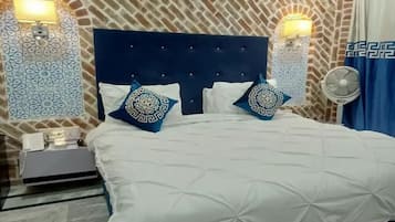 Deluxe Room | Iron/ironing board, free WiFi