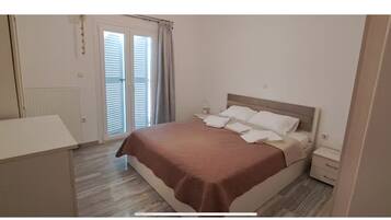 Iron/ironing board, WiFi, bed sheets