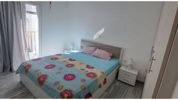 Iron/ironing board, WiFi, bed sheets