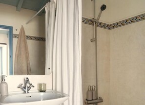 Sèche-cheveux, serviettes fournies, savon, papier toilette