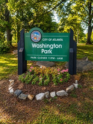 A green sign for Washington Park in Atlanta, with a logo and a notice that the park is closed from 11 PM to 6 AM. - Fire Pit Home by Mercedes-Benz Stadium (Atlanta)
