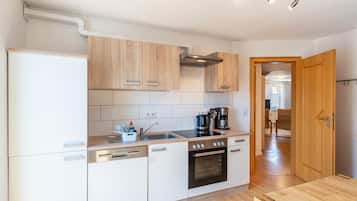 Coffee/tea maker, fridge, oven, stovetop