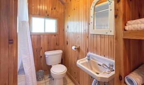 Haartrockner, Handtücher, Seife, Toilettenpapier