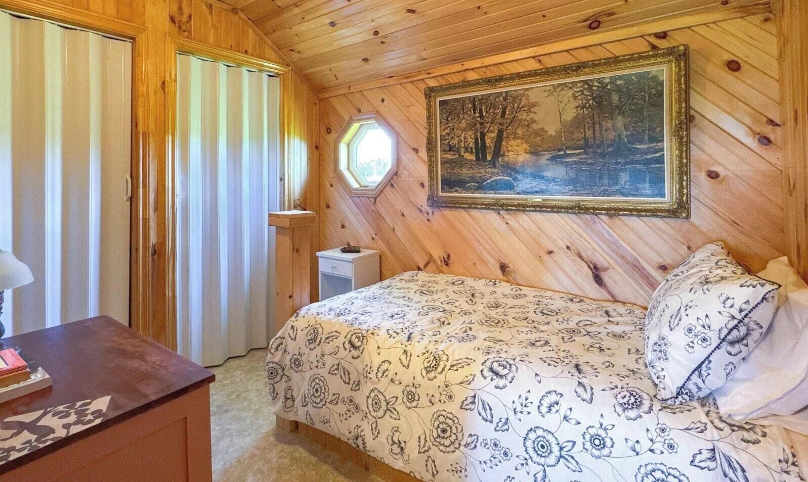 Iron/ironing board, internet, bed sheets