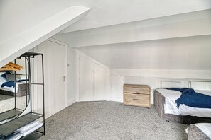 WiFi, bed sheets - Glendale House by Guestz (Lytham-St-Annes)