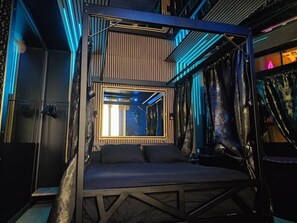 Une chambre moderne avec un lit, une fenêtre et une vue sur l’extérieur.