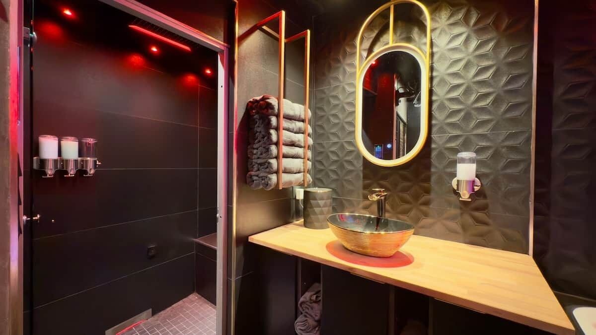 Douche, savon, shampoing, papier toilette